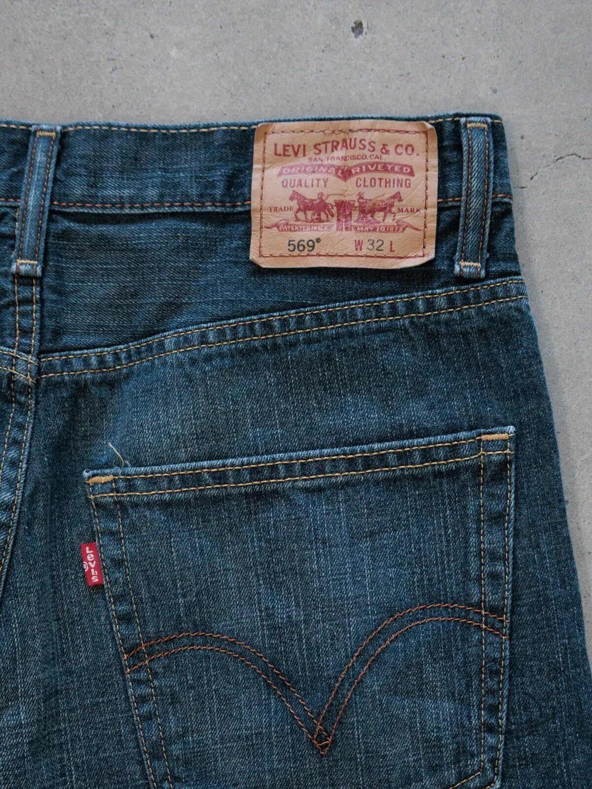 Vintage Levi's Loose Straight Fit Denim Shorts for Men 7 Vintage Levi